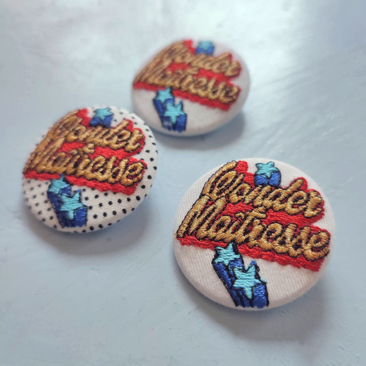 Badges Brodés Wonder Maîtresse Artisanaux